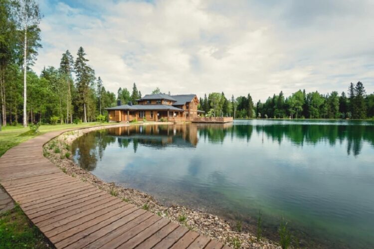 новость 18-10-2022 Российские туристы стали чаще выбирать отдых недалеко от дома