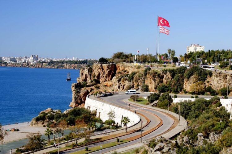 новость 19-12-2022 Жители Анталии протестуют против иностранных гостей