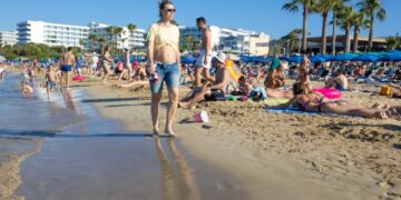 новость 02-02-2023 Число туристических прибытий из РФ в Грецию и на Кипр снизилось на 90%