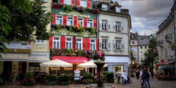 новость 29-03-2023 Из-за русофобии и отсутствия прямой авиаперевозки россияне покидают Баден-Баден