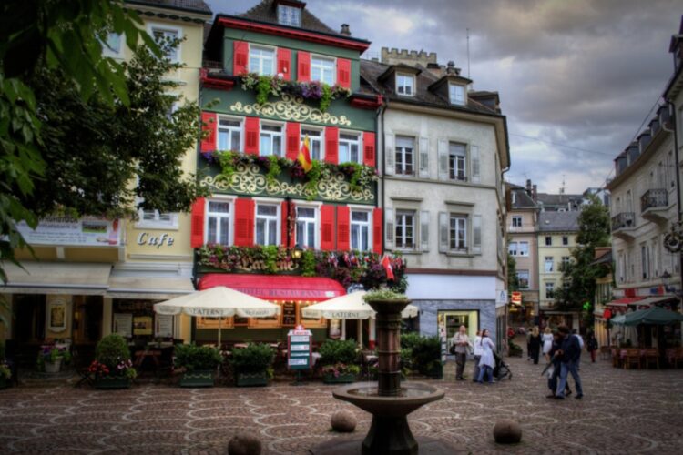 новость 29-03-2023 Из-за русофобии и отсутствия прямой авиаперевозки россияне покидают Баден-Баден