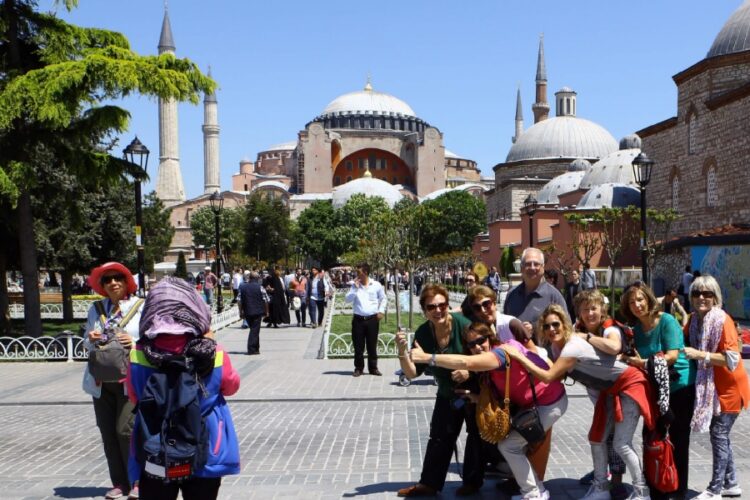 новость 18-04-2023 Россияне ищут направления, которые этим летом смогут заменить Турцию