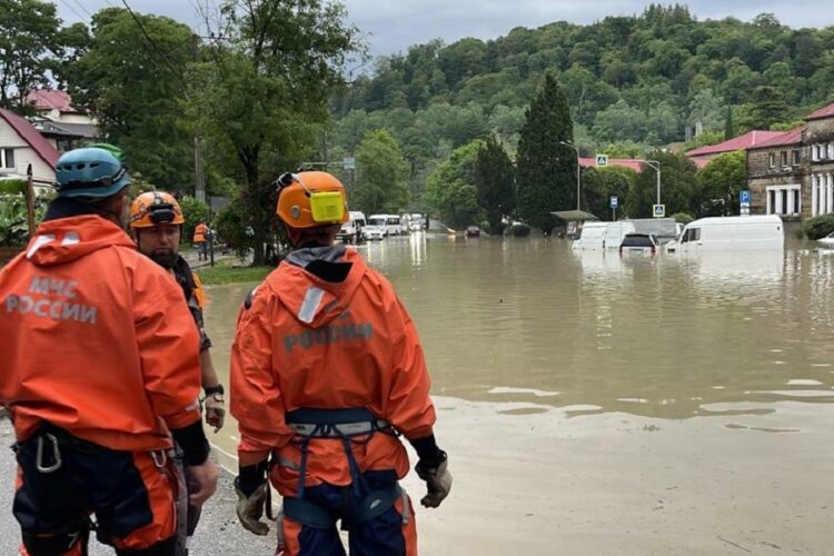 новость 15-06-2023 Сильные дожди в Сочи не распугали туристов