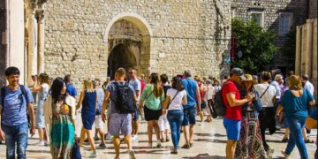 новость 16-06-2023 Список самых переполненных туристами европейских городов