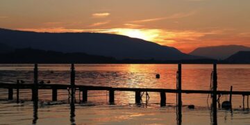 новость 19-06-2023 После наплыва туристов в знаменитой деревне ввели "налог на селфи"