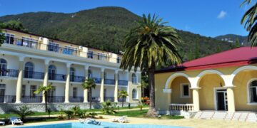 новость 09-06-2023 Невысокая загрузка отелей Абхазии вынуждает отельеров прибегать к скидкам