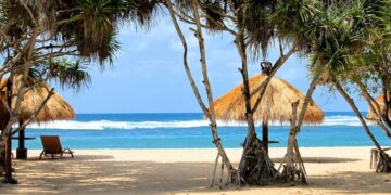 новость 06-06-2023 Туристов на Бали призвали соблюдать осторожность из-за приливов на пляжах