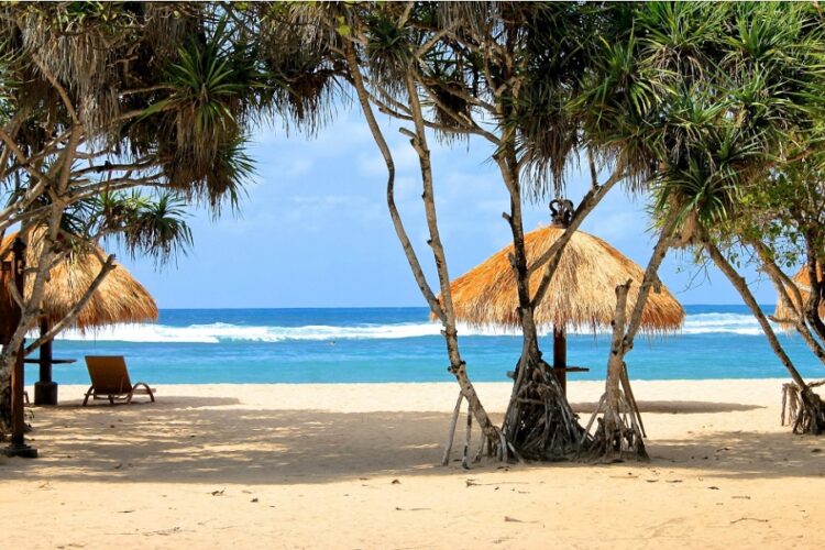 новость 06-06-2023 Туристов на Бали призвали соблюдать осторожность из-за приливов на пляжах