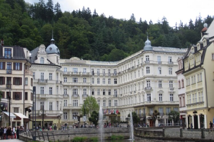 новость 16-06-2023 Карловы Вары ищут замену туристам из России