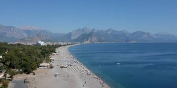 новость 22-06-2023 На пляже Коньяалты была замечена акула