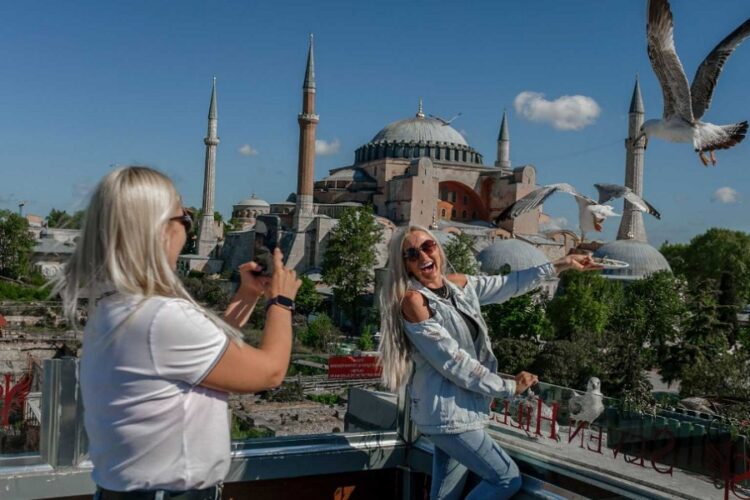новость 30-06-2023 Российские туристы заполонили Стамбул
