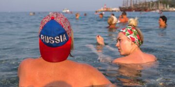 новость 13-07-2023 Российские туристы не стали покупать меньше туров после падения рубля