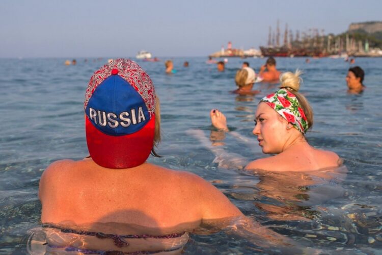 новость 13-07-2023 Российские туристы не стали покупать меньше туров после падения рубля