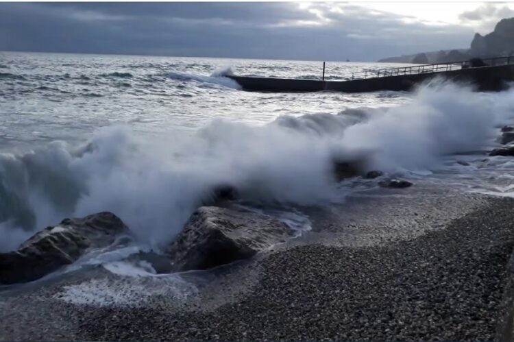 новость 29-07-2023 В Сочи ожидается шторм: пройдут ливневые дожди с грозами и порывистым ветром