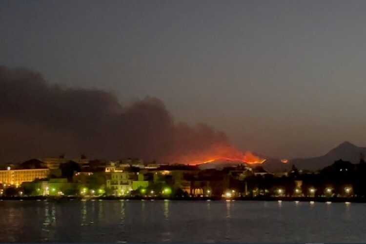 новость 27-07-2023 К охваченному огнем Родосу добавились и другие острова Греции