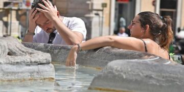 новость 22-07-2023 Европейские страны изнывают от жары. Туристы досрочно прерывают туры