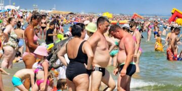 новость 06-07-2023 Пляжи Анапы заполонили тысячи отдыхающих
