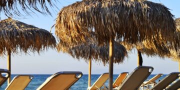 новость 16-08-2023 В Греции местные жители борются с засильем платных лежаков