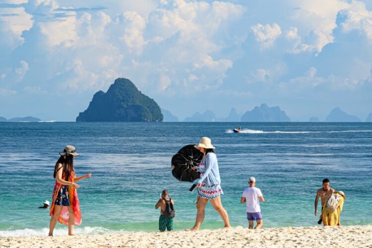 новость 16-08-2023 Российские туристы начали бронировать новогодние туры за рубеж