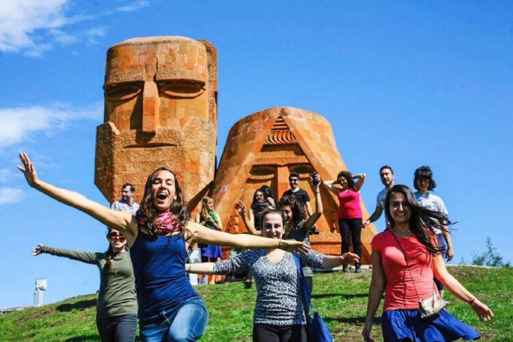 новость 15-08-2023 У туроператоров появились транзитные и языковые туры в Армению