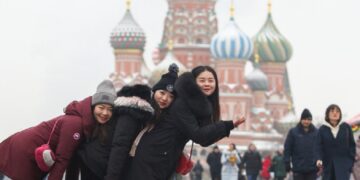 новость 09-10-2023 По групповому безвизу в РФ прибыли 10 000 китайских туристов