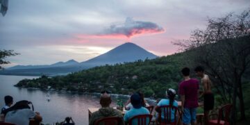 новость 19-12-2023 Туристам запретили приближаться к горе Агунг на Бали