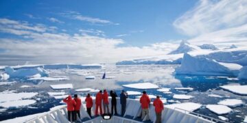 новость 05-02-2024 До конца сезона Антарктиду посетит 100 000 туристов