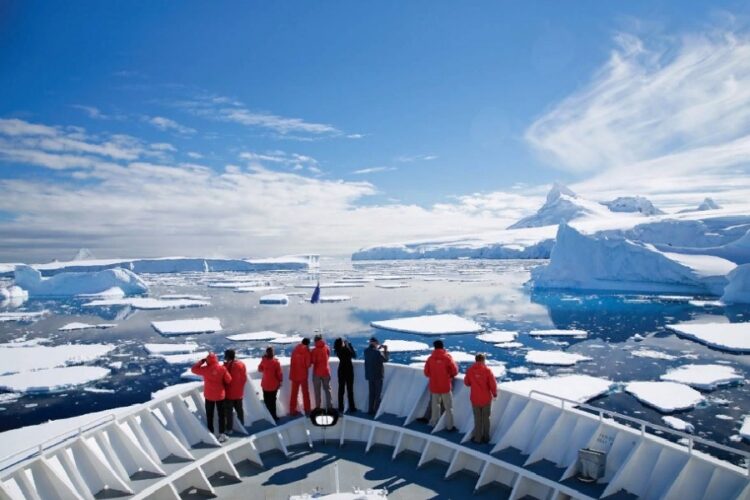 новость 05-02-2024 До конца сезона Антарктиду посетит 100 000 туристов