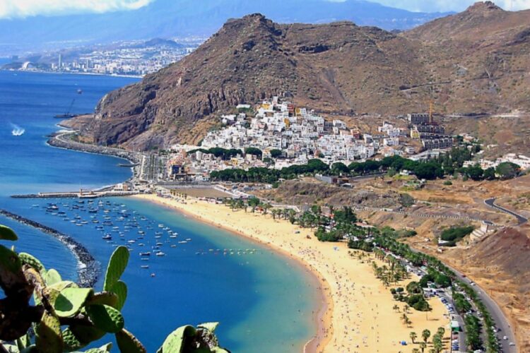 новость 23-04-2024 Канарские острова протестуют против наплыва туристов