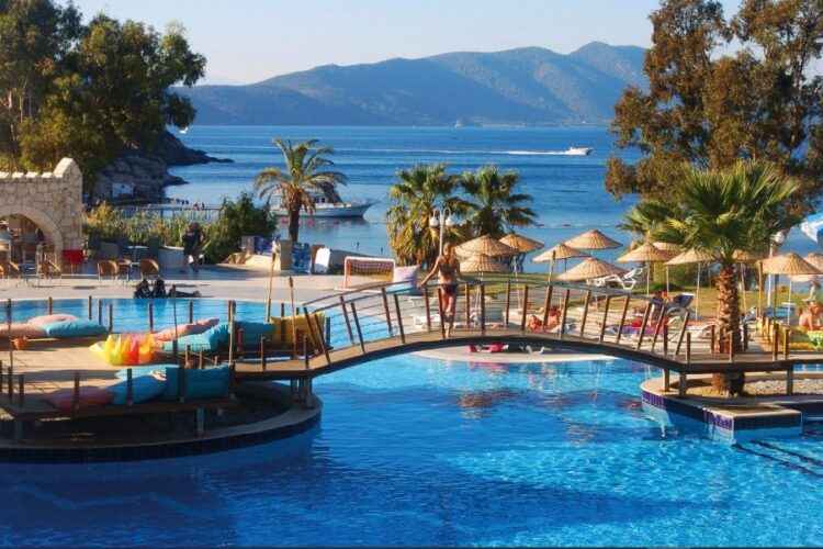 новость 09-10-2024 В октябре доля туристов с детьми выросла. Куда едут туристы?