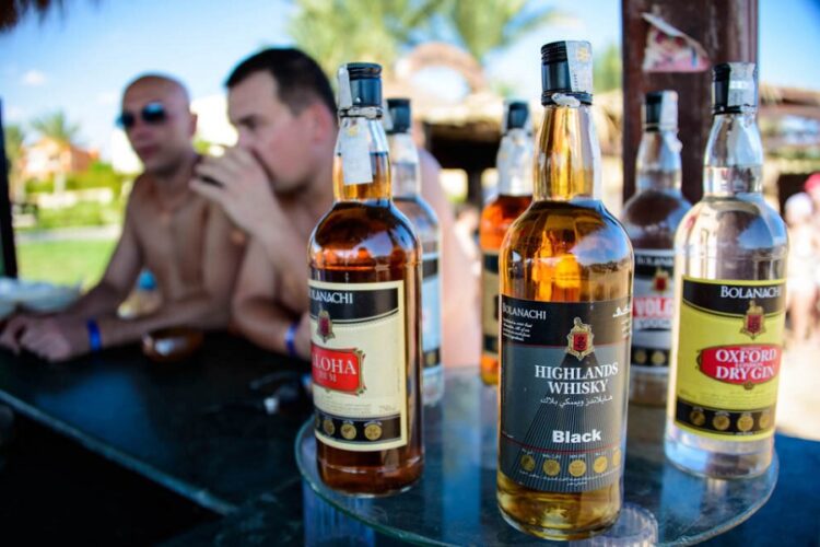 новость 28-01-2025 Туристов предупредили об опасности отравления поддельным алкоголем