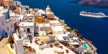 новость 11-02-2025 Стоимость проживания в отелях Санторини снижается