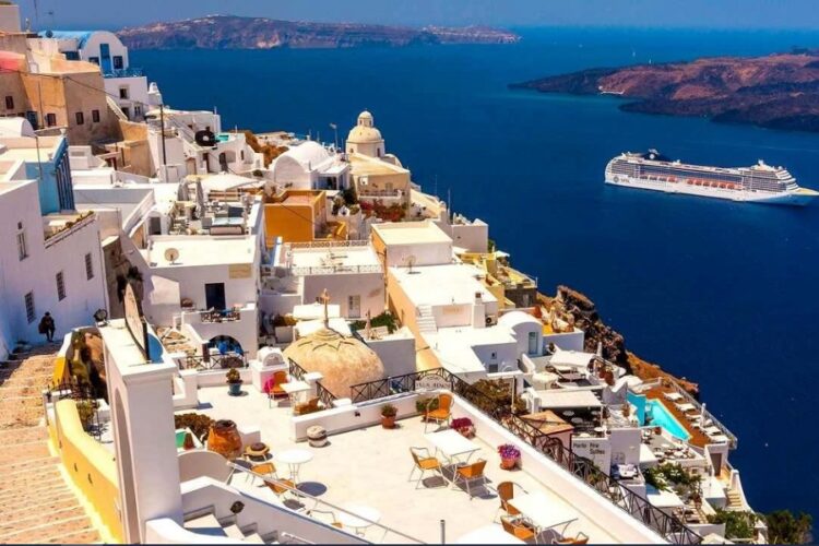 новость 11-02-2025 Стоимость проживания в отелях Санторини снижается