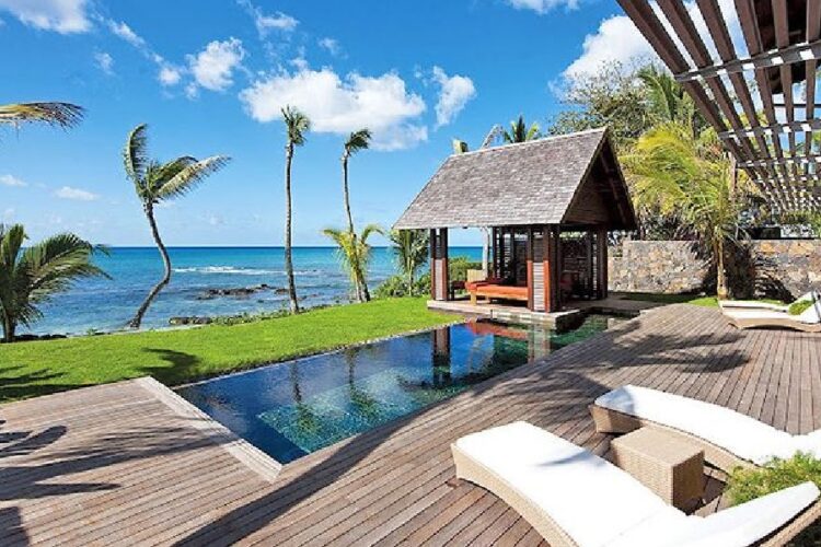 новость 03-03-2025 На Маврикии местный житель с ножом проник на виллу россиян