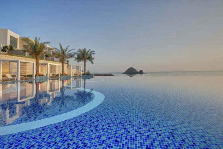 новость 23-04-2025 Туристы в эмирате Фуджейра ищут пляжи без мазута