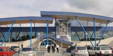 новость 24-04-2025 В аэропорту Сургута пассажир пытался догнать улетающий самолёт