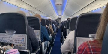 новость 28-04-2025 На рейсе Дубай - Москва пассажиры сами скрутили дебошира