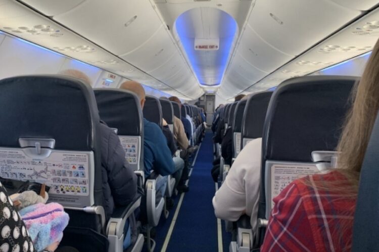 новость 28-04-2025 На рейсе Дубай - Москва пассажиры сами скрутили дебошира