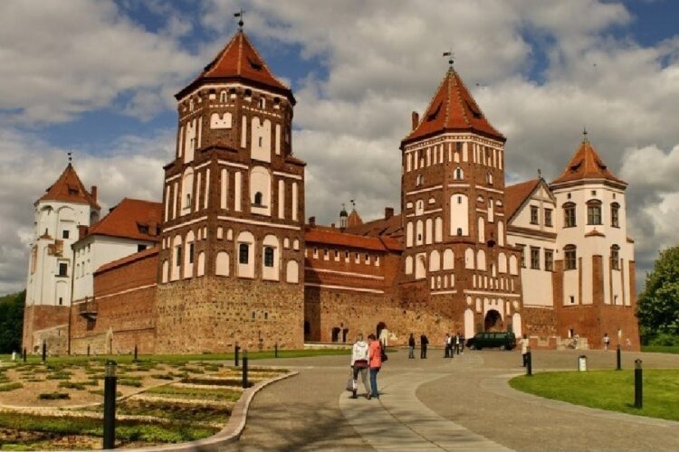 новость 14-04-2025 Число туристических поездок между РФ и Беларусью рекордно выросло