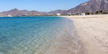 новость 28-04-2025 Из-за разлива нефтепродуктов в Фуджейре закрывают новые пляжи