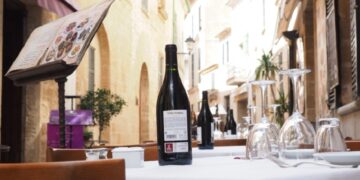 новость 01-05-2025 В ресторанах Парижа подают вино более низкого качества