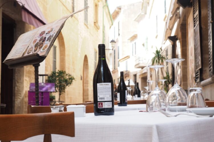 новость 01-05-2025 В ресторанах Парижа подают вино более низкого качества