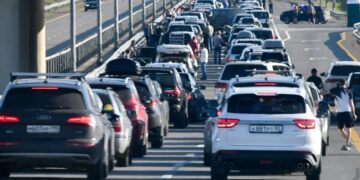 новость 02-05-2025 У моста, который соединяет Крым с материковой Россией, огромные очереди из автомобилей