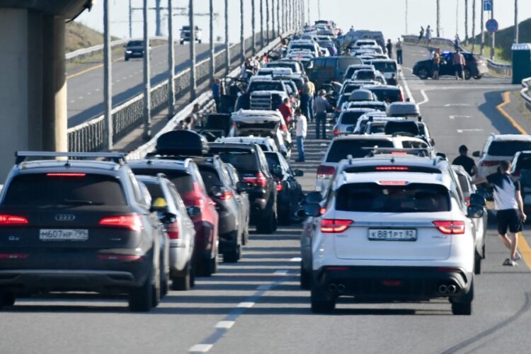 новость 02-05-2025 У моста, который соединяет Крым с материковой Россией, огромные очереди из автомобилей