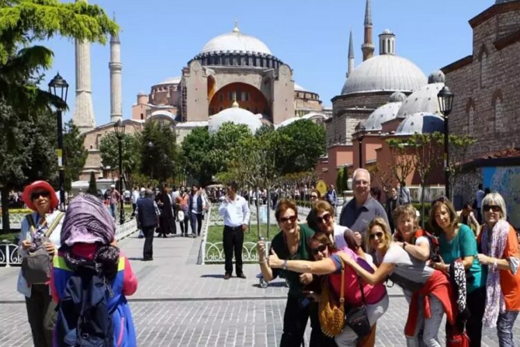 новость 13-05-2025 На туристическом форуме в Турции гид рассказал, как обманывают россиян