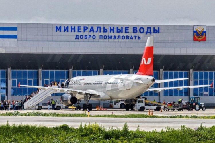 новость 02-05-2025 В аэропорту Минеральных Вод - скандал. Сотрудника авиакомпании обвиняют в вымогательстве