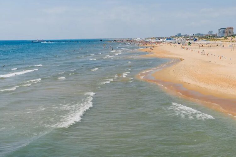 новость 27-05-2025 Власти Анапы перешли к жёстким мерам после видео с купающимися туристами