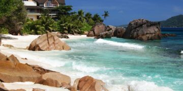 новость 11-05-2025 На острове Маэ ограбили российских туристов