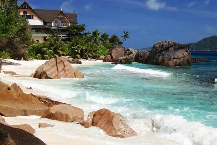 новость 11-05-2025 На острове Маэ ограбили российских туристов