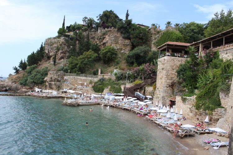 новость 10-06-2025 Один из старейших пляжей Антальи стал платным